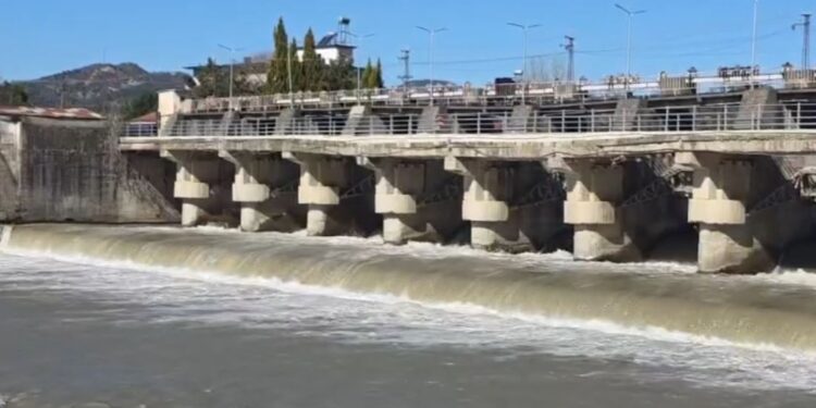 Ura e Çengelajt mbi Shkumbin rrezikon shembjen, ndalohen mjete të rënda mbi 3.5 ton dhe kërkohen masa emergjente.