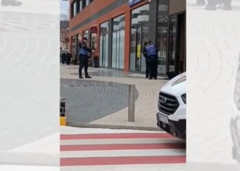 VIDEO/ Arrestimi i 58-vjeçarit, i cili qëlloi me kallash në bankë, ndodh teksa ai mban paratë në duar, i qetë dhe i pamaskuar