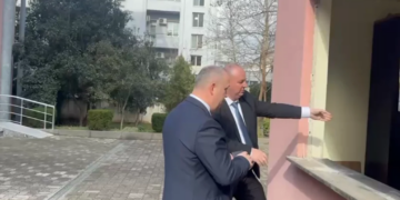 Vazhdon inspektimi në gjykata, politikanët vizitojnë ndërtesën e KLGJ-së