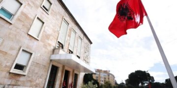 Vendimet për indeksimin e pagave përfshijnë gjithashtu punonjësit e administratës publike, Gardës, Policisë së Burgjeve dhe ata të sektorit shëndetësor.