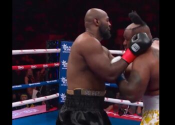 Video / Boksieri amerikan pëson humbje të parukës nga grushtat e rivalit në ring.