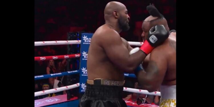 Video / Boksieri amerikan pëson humbje të parukës nga grushtat e rivalit në ring.