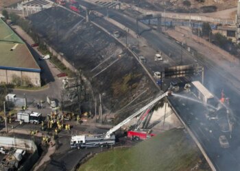 Video/ Incidenti i kamionit që transportonte gaz të lëngshëm përmbyset dhe shpërthen në Kili
