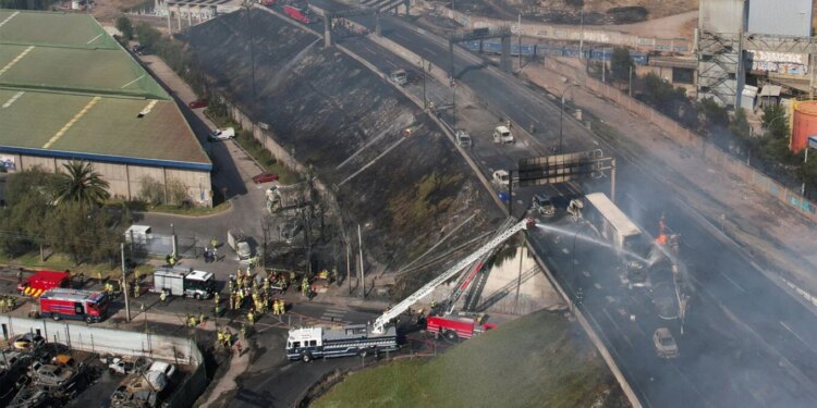 Video/ Incidenti i kamionit që transportonte gaz të lëngshëm përmbyset dhe shpërthen në Kili