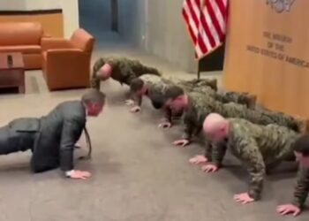 Video/ Mike Waltz ushtron me marinsat gjatë vizitës zyrtare në Gjenevë, Ambasadori amerikan demonstruar gatishmërinë fizike si element të udhëheqjes.