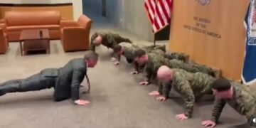 Video/ Mike Waltz ushtron me marinsat gjatë vizitës zyrtare në Gjenevë, Ambasadori amerikan demonstruar gatishmërinë fizike si element të udhëheqjes.