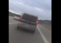Video/ Motoçiklisti ishte në lëvizje me shpejtësi 113 km/orë, ndjekim përplasjen e fuqishme me kamionin në Turqi.