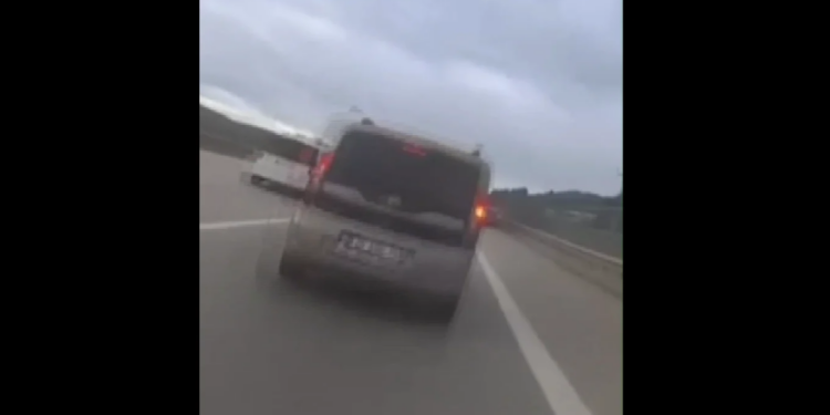Video/ Motoçiklisti ishte në lëvizje me shpejtësi 113 km/orë, ndjekim përplasjen e fuqishme me kamionin në Turqi.