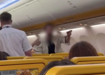 Video: Një burrë nën ndikimin e alkoolit krijon kaos në fluturimin nga Madridi për në Ibiza, arratiset nga policia.