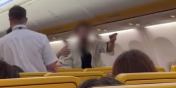 Video: Një burrë nën ndikimin e alkoolit krijon kaos në fluturimin nga Madridi për në Ibiza, arratiset nga policia.