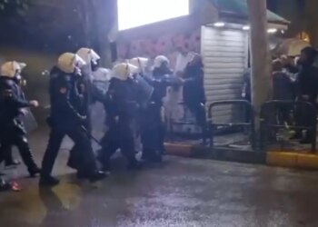 Video/ Protesta para Kuvendit, publikohet momenti i plotë kur deputeti Nallbati sulmohet në përballjen me policinë