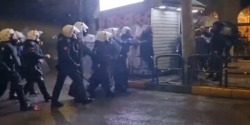 Video/ Protesta para Kuvendit, publikohet momenti i plotë kur deputeti Nallbati sulmohet në përballjen me policinë