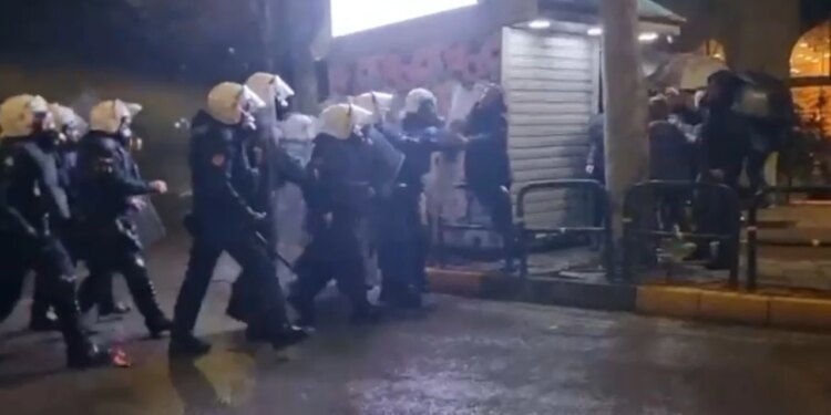 Video/ Protesta para Kuvendit, publikohet momenti i plotë kur deputeti Nallbati sulmohet në përballjen me policinë