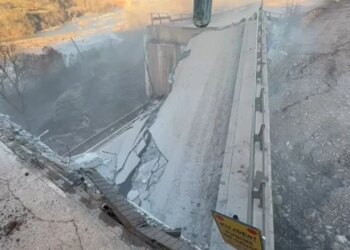 Video/ Rrëshqitja e dheut në segmentin Përrenjas-Librazhd, ARRSH fillon punën për shpërbërjen e urës