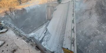 Video/ Rrëshqitja e dheut në segmentin Përrenjas-Librazhd, ARRSH fillon punën për shpërbërjen e urës