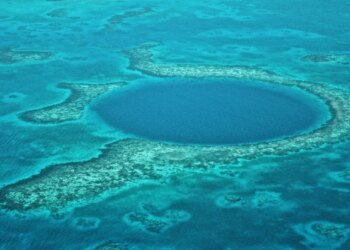 Video/ Zbulohet vrima blu më e thellë në oqean, fenomen që ka ngritur alarmin te ekspertët