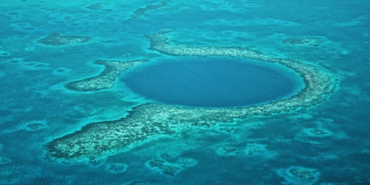 Video/ Zbulohet vrima blu më e thellë në oqean, fenomen që ka ngritur alarmin te ekspertët