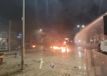 Video-lajm/ Protestë me Molotovë, fishekzjarrë, gaz lotsjellës dhe autobotë me ujë, Kuvendi përballet me situatë të tensionuar