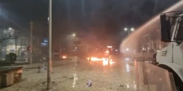 Video-lajm/ Protestë me Molotovë, fishekzjarrë, gaz lotsjellës dhe autobotë me ujë, Kuvendi përballet me situatë të tensionuar