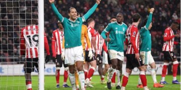 Virgil Van Dijk udhëheq Liverpool-in drejt një fitore të rëndësishme ndaj Sunderlandit të Xhakës.