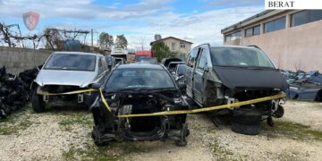 Zbulohen në Dimal dy lokale ku çmontoheshin dhe shiteshin pjesë automjetesh të kontrabanduara nga Ministria e Brendshme, sekuestrohen 68 automjete, pronari vihet në pranga.