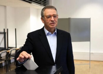 Zgjedhjet në Portugali: Antonio Seguro në garë për presidencën, dominon kandidati i ekstremit të djathë me 64% të votave.