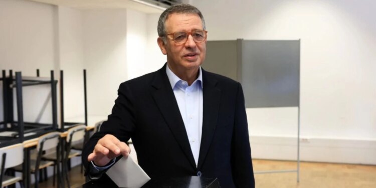 Zgjedhjet në Portugali: Antonio Seguro në garë për presidencën, dominon kandidati i ekstremit të djathë me 64% të votave.