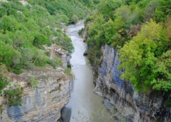 Zhduket një burrë 42-vjeçar, disa prej sendeve të tij janë gjetur afër kanioneve të lumit Osum, dyshohet se…
