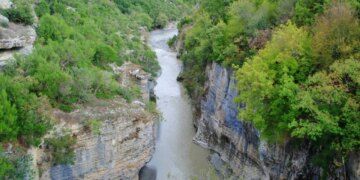 Zhduket një burrë 42-vjeçar, disa prej sendeve të tij janë gjetur afër kanioneve të lumit Osum, dyshohet se…