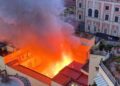 Zjarr në qendër të Napolit, flakët e mbuluan teatrin e njohur të qytetit