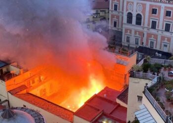 Zjarr në qendër të Napolit, flakët e mbuluan teatrin e njohur të qytetit