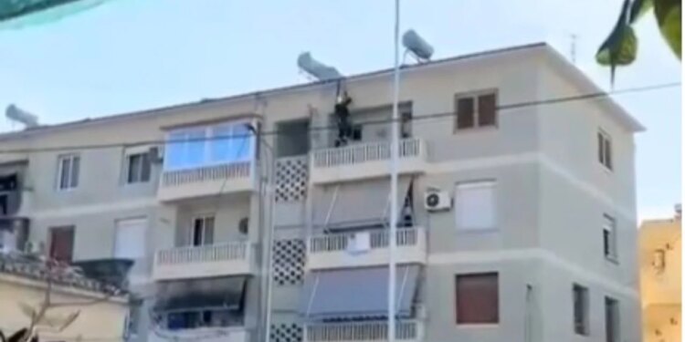 10:31

Forcat zjarrfikëse intervenojnë për shpëtimin e një gruaje 85-vjeçare të bllokuar në banesë në Vlorë. Një e moshuar, e cila ndodhej e vetme dhe nuk kishte mundësi të lëvizte, është ndihmuar nga punonjësit e zjarrfikëses.