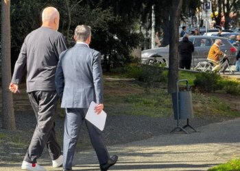 10:33

Kryeministri Edi Rama mblodhi Kryesinë në selinë e PS, takimi i përfunduar.