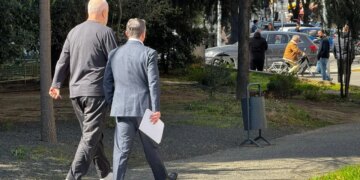 10:33

Kryeministri Edi Rama mblodhi Kryesinë në selinë e PS, takimi i përfunduar.