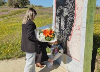 113 vjet pas masakrës serbe, qytetarët nderojnë kujtimin e 27 të rinjve të vrarë në Lushnjë.