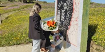 113 vjet pas masakrës serbe, qytetarët nderojnë kujtimin e 27 të rinjve të vrarë në Lushnjë.