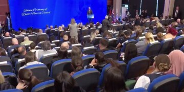 Universiteti “Aleksandër Moisiu” nderon dy nipërit e aktorit të njohur evropian, Rama: Një figure e jashtëzakonshme që e kaloi origjinën e tij, pa e harruar atë.