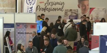 2000 mundësi punësimi në panairin e punës: 80 kompani ofrojnë pagat mbi 1000 euro, kërkesë e lartë në sektorin e turizmit.