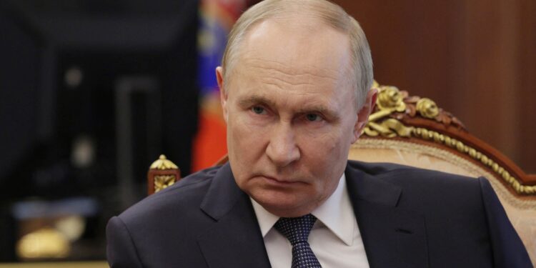 20:07

Putin ‘i shqetësuar’ pas vrasjeve të Khameneit dhe Ali Larijanit, ndërpret internetin në Moskë: Arsyeja, siguria...

Moskë po përjeton një ndalesë të plotë të shërbimeve të internetit celular, një masë të papritur dhe të paudhësuar nga autoritetet ruse, të cilat e arsyetojnë këtë veprim me “arsye sigurie” të paqarta.