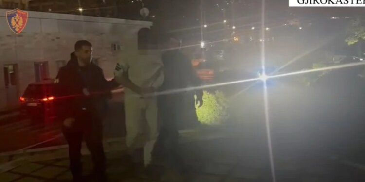 26-vjeçari nga Saranda, i cili u bë aktor i pretenduar si punonjës i IKMT-së dhe u merrte para bizneseve në jug të Shqipërisë, është arrestuar.