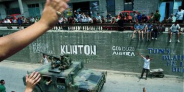 27 vite më parë, filluan bombardimet e NATO-s mbi forcat serbe, duke shënuar një ndryshim të rëndësishëm në historinë e Kosovës.