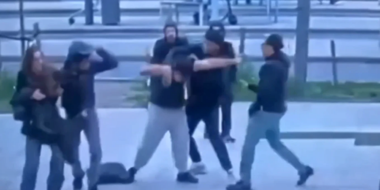 28-vjeçari rrihet rëndë jashtë një stacioni treni në Belgjikë, pasi ndërhyn për të mbrojtur një vajzë nga sulmi i disa burrave.