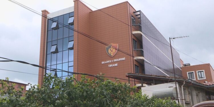 41-vjeçari, i arrestuar dy ditë më parë për vjedhje, humbet jetën në burg.