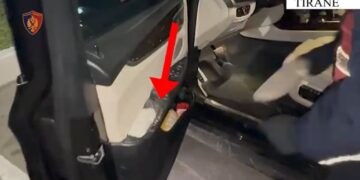 41-vjeçari kapet në Tiranë për qarkullim me armë zjarri në publik.