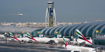 Aeroporti i Dubait rikthen pjesërisht operacionet, autoritetet ëndërrojnë qytetarët: Rregulloni kontaktin me linjën ajrore dhe konfirmoni statusin e fluturimeve.
