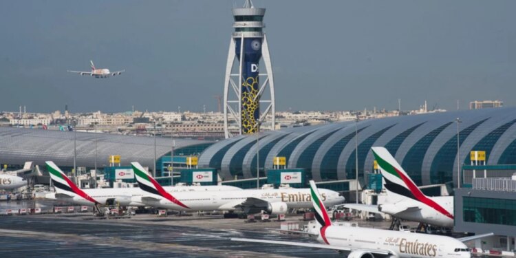 Aeroporti i Dubait rikthen pjesërisht operacionet, autoritetet ëndërrojnë qytetarët: Rregulloni kontaktin me linjën ajrore dhe konfirmoni statusin e fluturimeve.