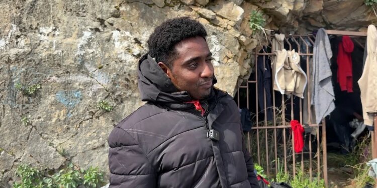 Afrikanët e bllokuar në malin e Taraboshit gjatë udhëtimit të tyre të rrezikshëm drejt Europës.