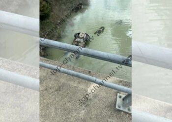 Aksident i rëndë në Gramsh/ Automjeti bie nga ura dhe përfundon në liqen, drejtuesi shpëton për mrekulli