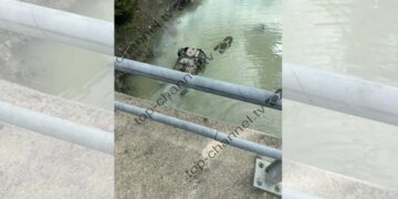 Aksident i rëndë në Gramsh/ Automjeti bie nga ura dhe përfundon në liqen, drejtuesi shpëton për mrekulli