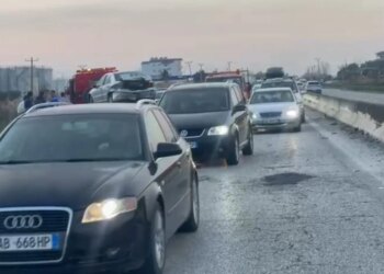 Aksident në Golem të Lushnjes, dyshohet për parakalimin e incorrect.